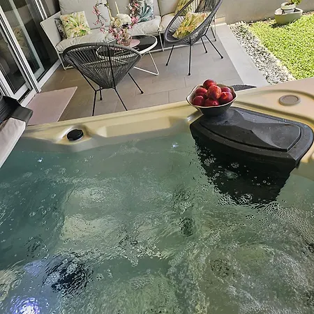 アパート Zaloo, Luxury With Sea-view And Jacuzzi スプリト